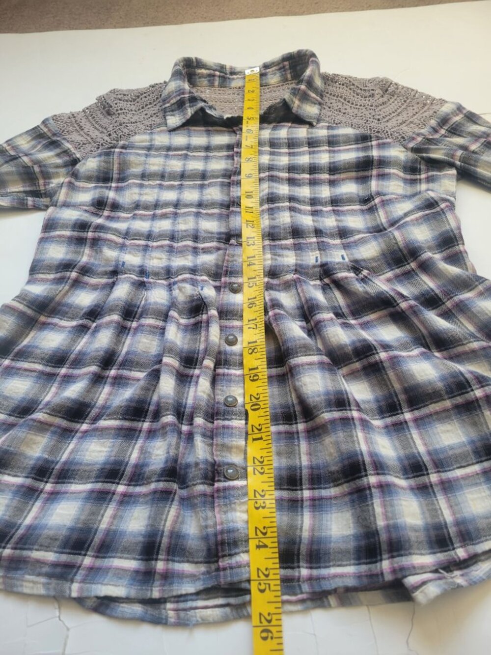 Free People plaid button-down shirt featuring crochet lace on the shoulder SZ L - Picture 10 of 11